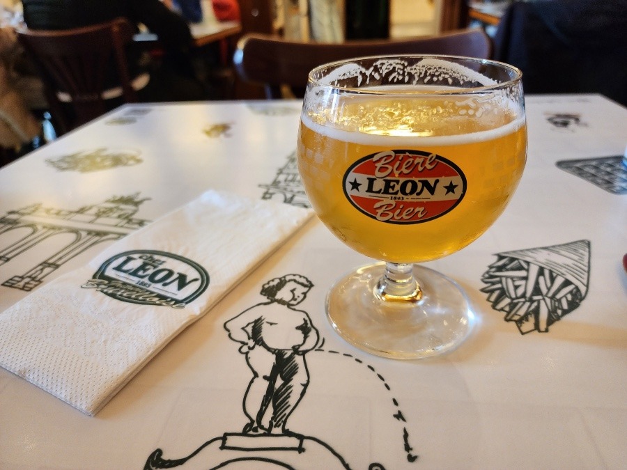 淡色でフルボディのビールを大きな丸いグラスで『LEON Bière / Brasserie St-Feuillien』