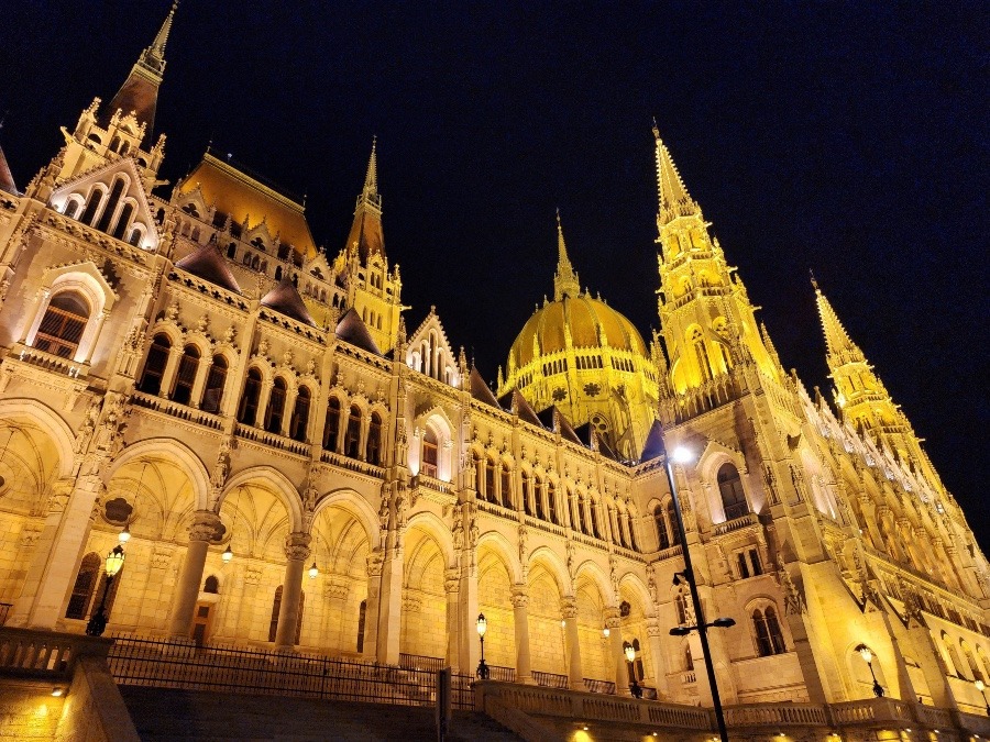 ライトアップされたハンガリー国会議事堂『Országház』（正面左）