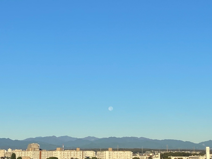 西の空にの向こうに　沈もうとしている透き通った月