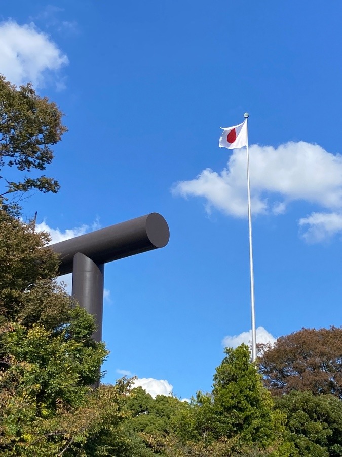 九段坂上　靖国神社の大鳥居と国旗　青い空にくっきり