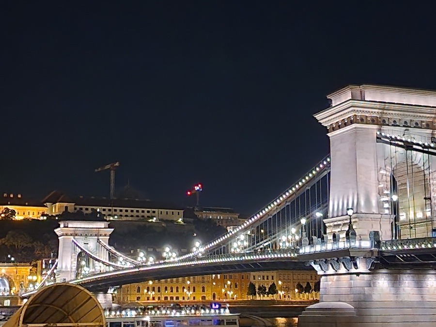 シルエットは真珠の首飾り『セーチェーニ鎖橋』ブダペスト