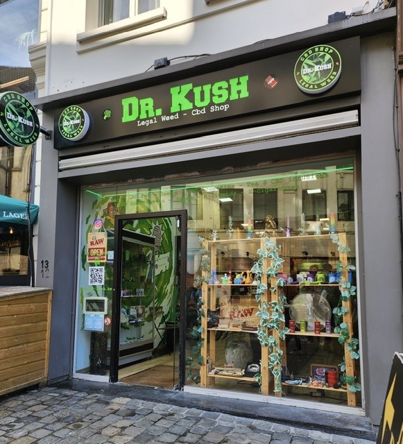 Quality『Dr. Kush』100% legal Weed CBDショップ ブリュッセル センター