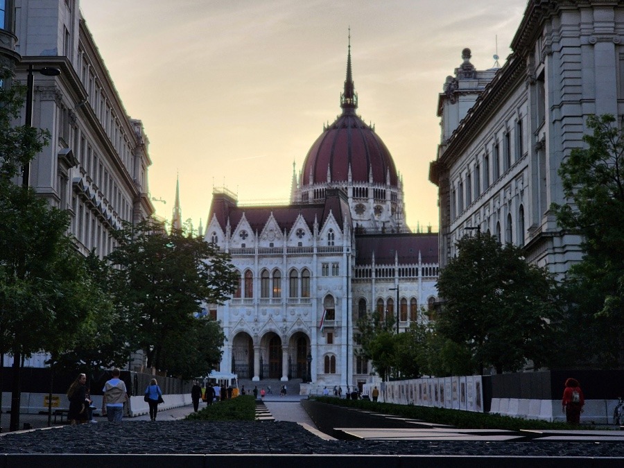 黄昏時、裏側から見るハンガリー国会議事堂『Országház』