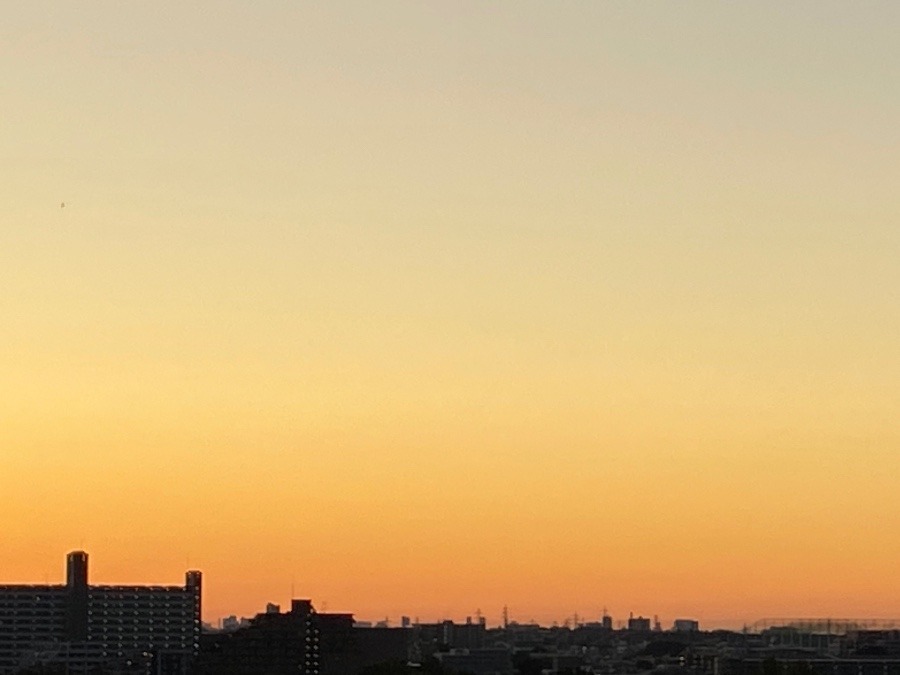 今朝の東の空　この茜色は心を明るくウキウキさせてくれる