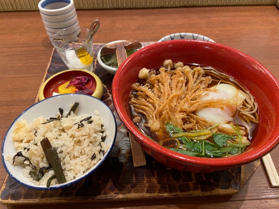 忙しく移動する合間の昼食はこれ