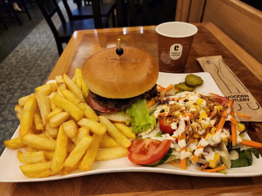 ユニークなバーガーのバリエーション『Belgian Frites – Papy Burger』ベルギーフリット – パピーバーガー