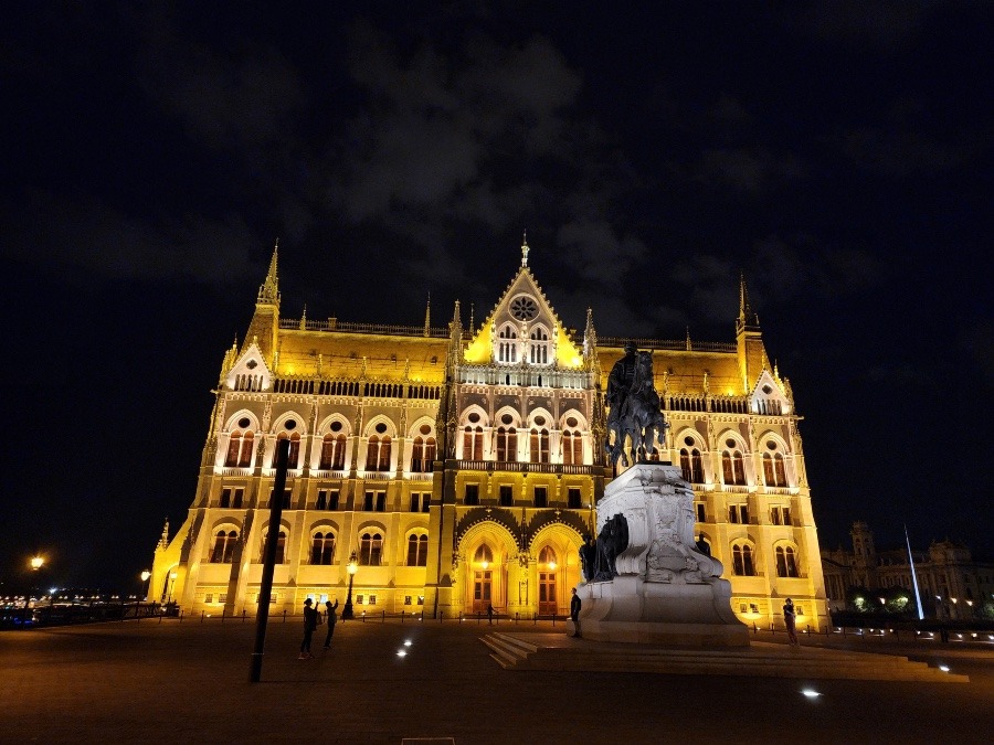 ライトアップされたハンガリー国会議事堂『Országház』（裏側）