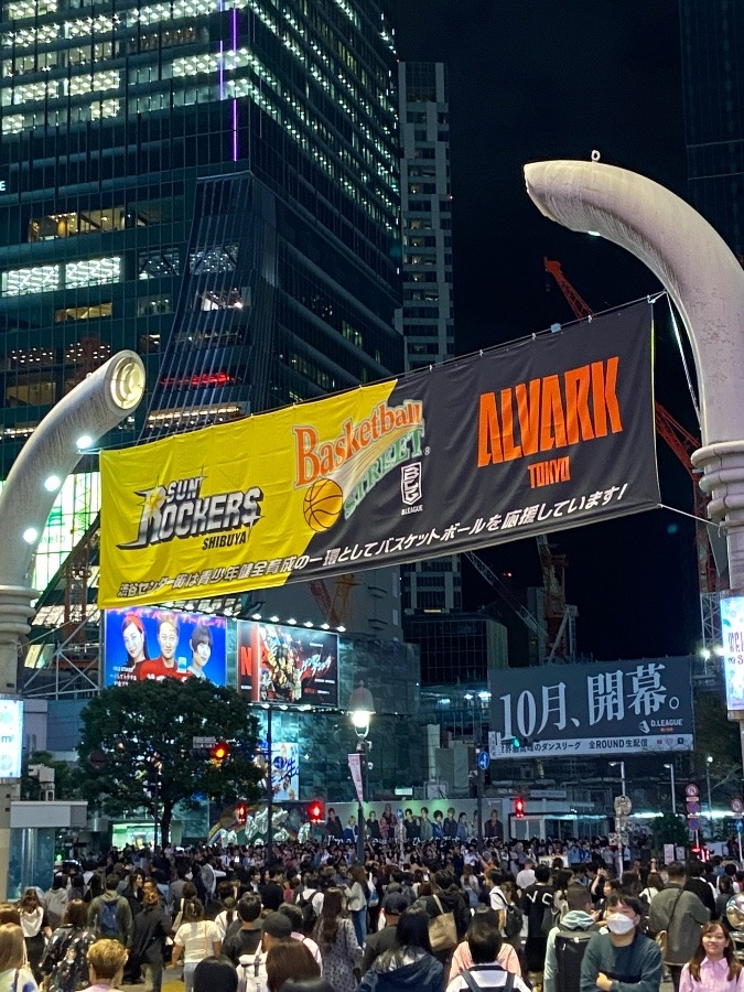 夜の渋谷の人の群れ