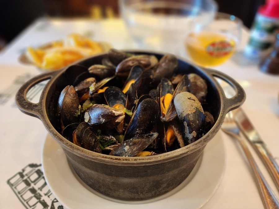 ベルギーで人気の郷土料理「ムール・フリット」はここが１番『 Chez LEON』シェ・レオン