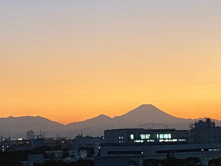 夕暮れの富士山は茜色の空間とシルエット