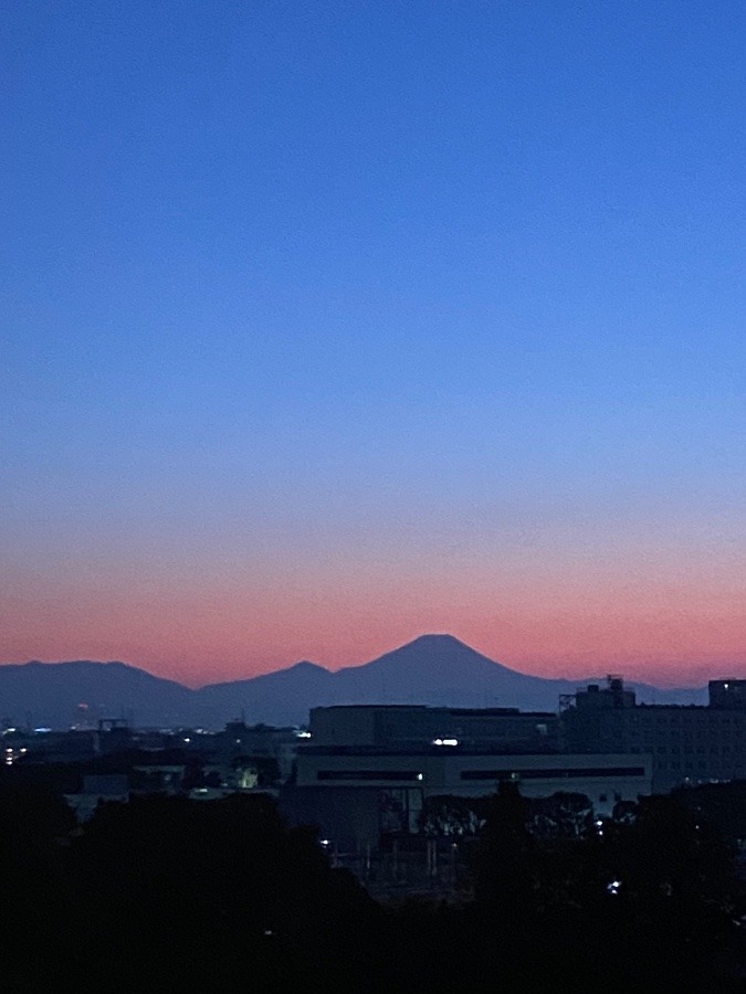 今日の夕暮れの富士山　黒とオレンジ色のなんとも言えない感じ