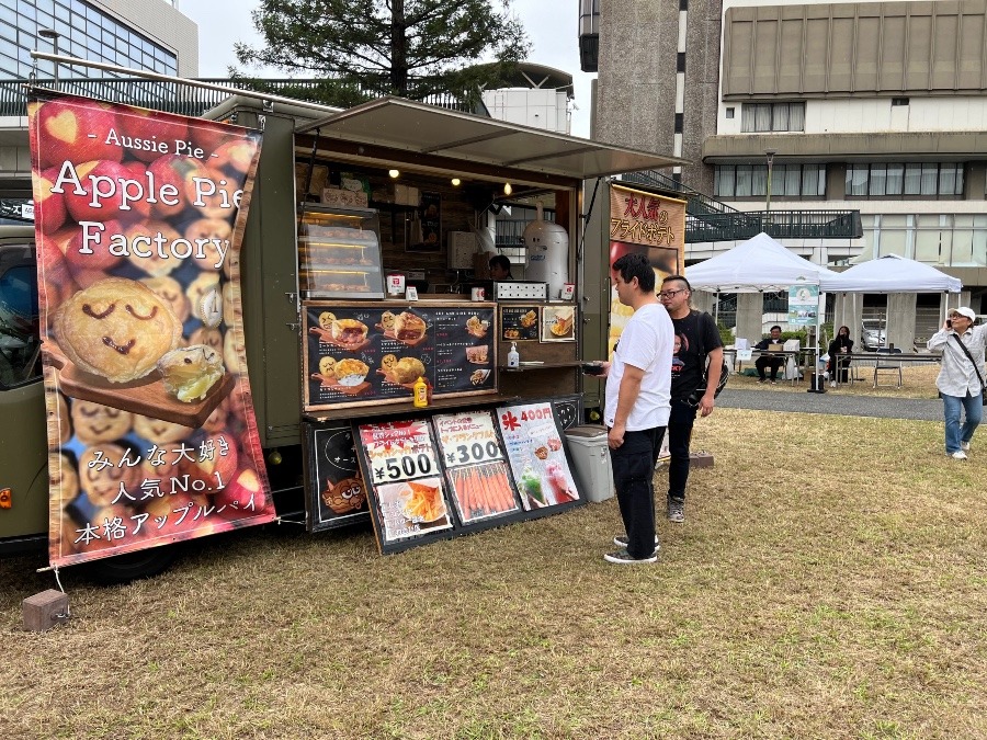 キッチンカーを見つめるメンバー✨