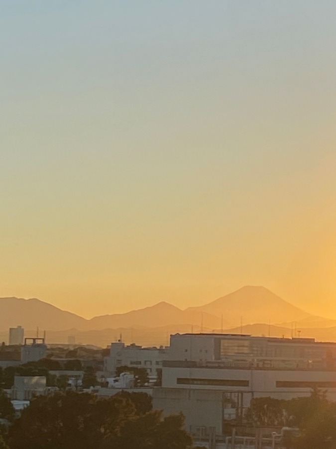 夕暮れに向かう富士山の変化　富士山の世界の変化を色で感じる