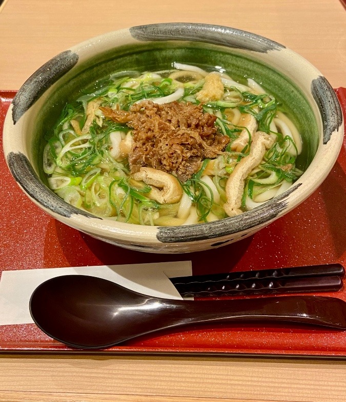 本日の遅めのランチは　杵屋の九条ネギと牛あんかけうどん