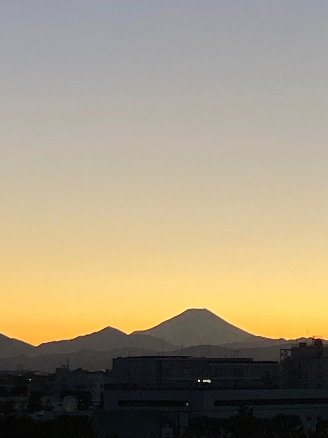 シルエットに変化する富士山の姿　空気さえ変わる