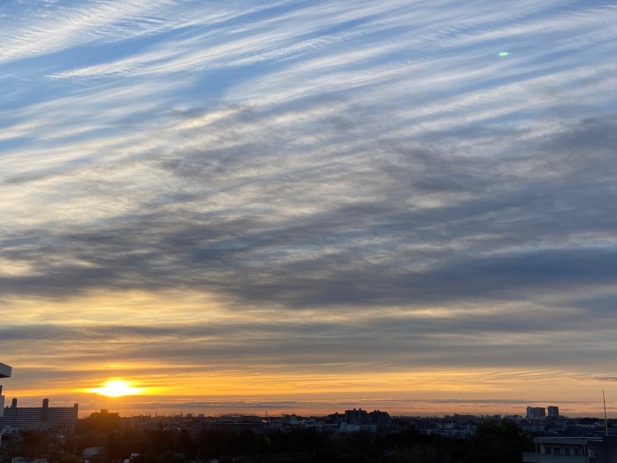 朝日と幾重にもなっている雲の模様が変化に富んでいい