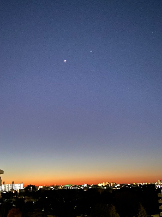 朝　５時４２分　夜明け前の微妙な空の色と星二つ