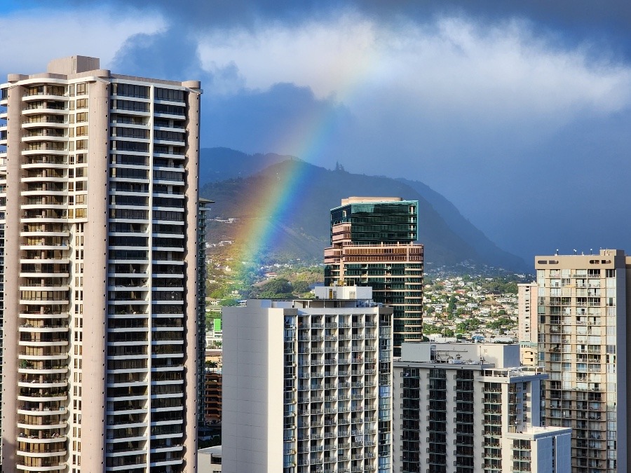 ハワイの冬、雨あがりの虹が…