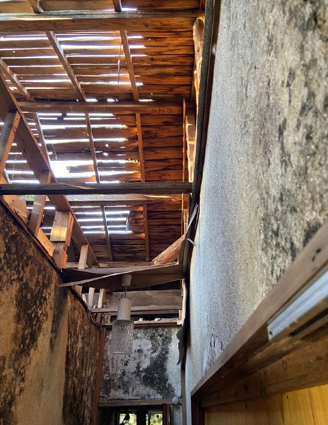 不動産もいろいろ　解体予定の建物の屋根のトタンだけ剥がすための調査