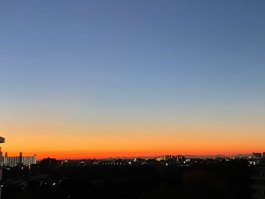 夜明け前　素晴らしい茜色　冬がやって来た