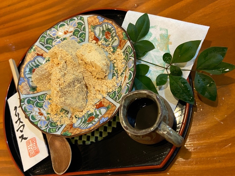 甘いわらび餅も南天の葉に水滴のサービス