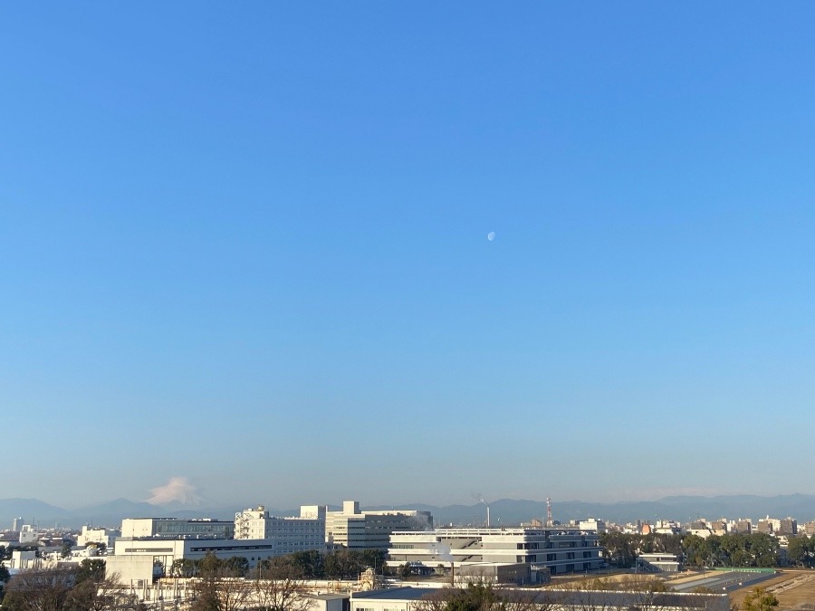 今朝の富士山と朝の月