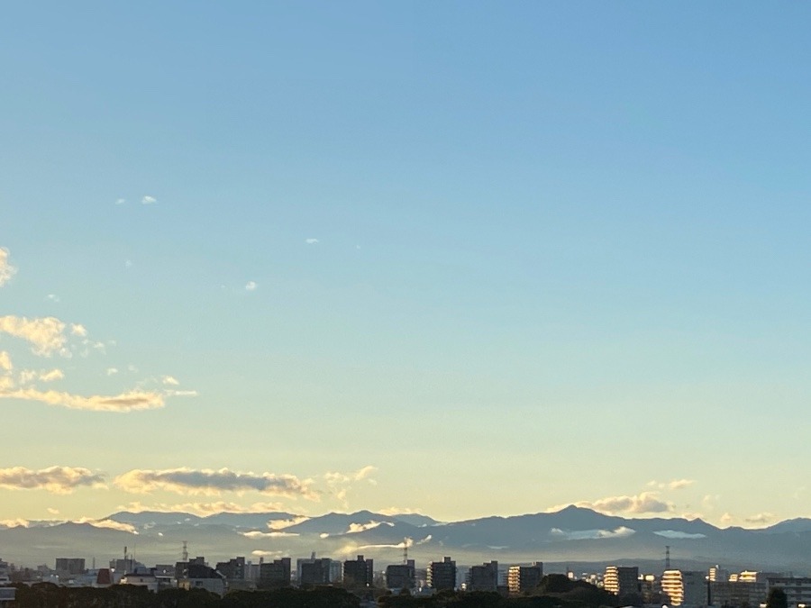 山々の中腹あたりに浮かぶ雲