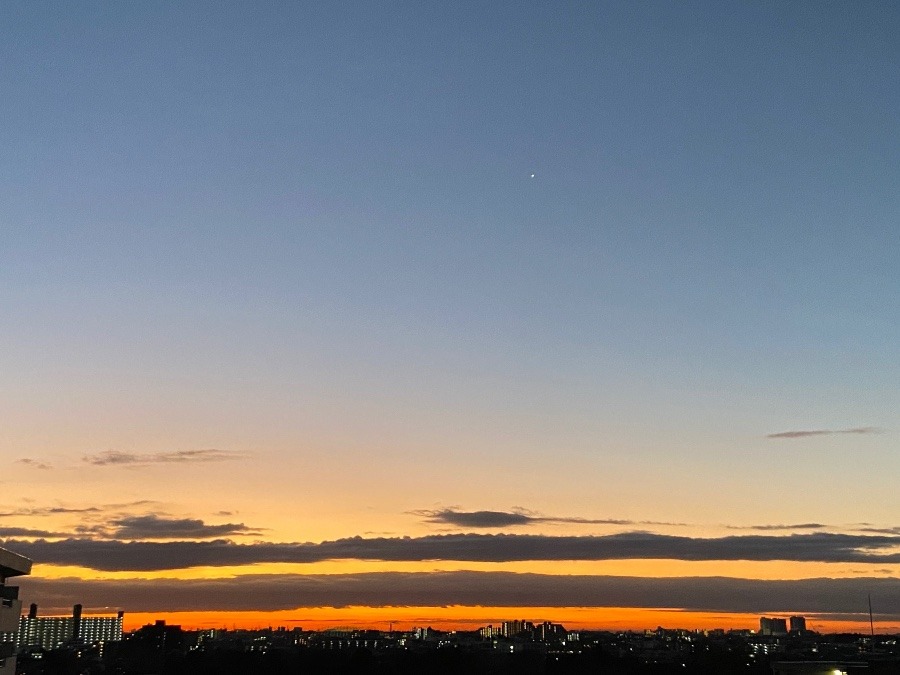 夜明け前　東の空と雲のたなびく姿