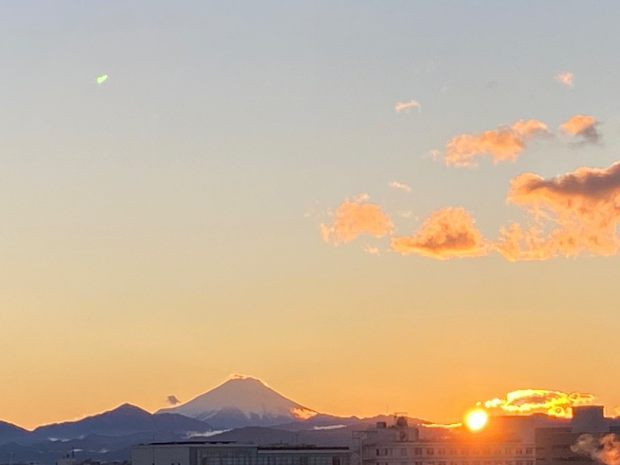雨降りの富士山から夕陽を浴びる富士山への変化