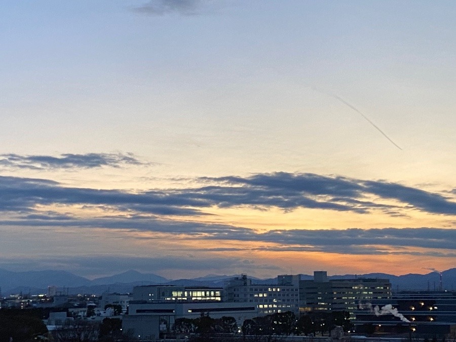 夕暮れの富士山は、曇に覆われで別の世界