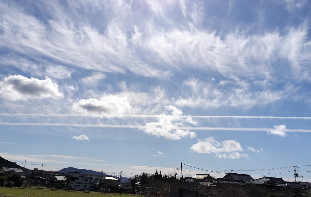 ２本、綺麗に並んだ飛行機雲
