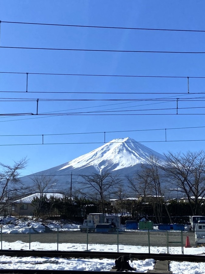 河口湖駅から富士山　来日観光客たくさん