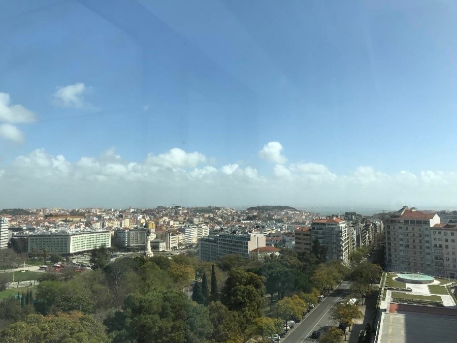 リスボンの中心部の上空にそびえる『InterContinental Hotel Lisbon』