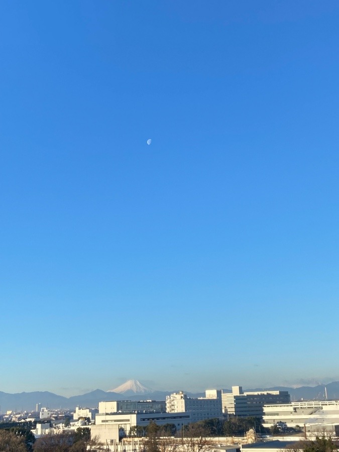 今朝の富士山と空にぽっかり朝のお月様