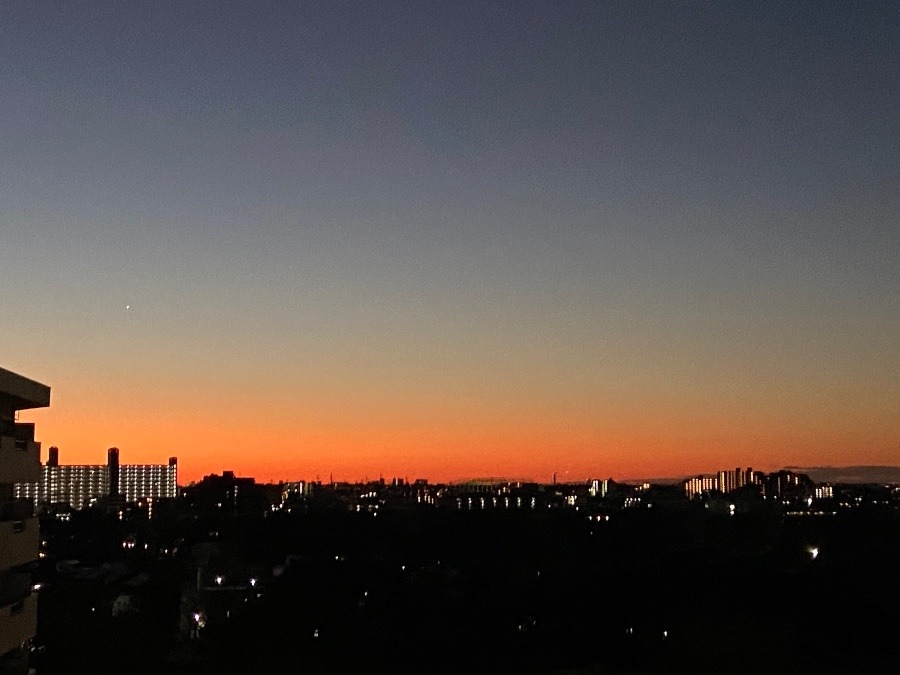 今朝の夜明け前の空の色　きれいな澄んだ色　星ひとつ