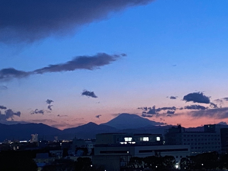 雨上がり　夕暮れの富士山シルエット