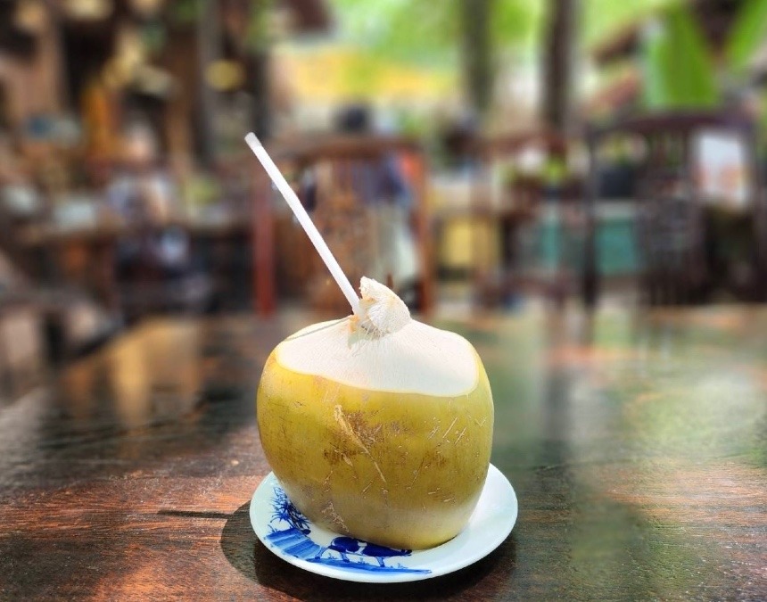 「Dừa tươi」 微かな甘みが口に残るフレッシュ・ココナッツ