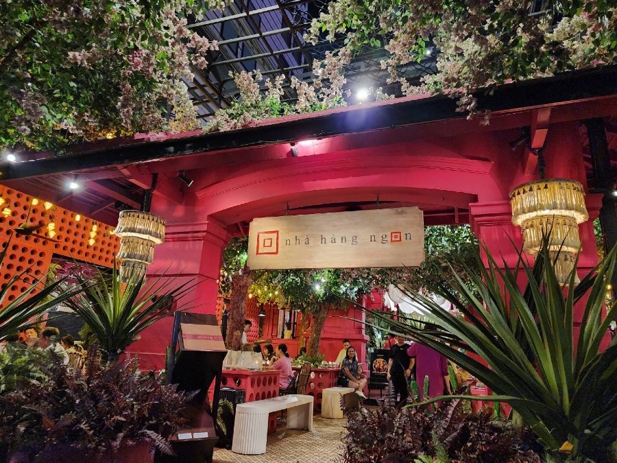 『Nhà hàng Ngon』赤い建物と植物が美しいベトナムレストラン