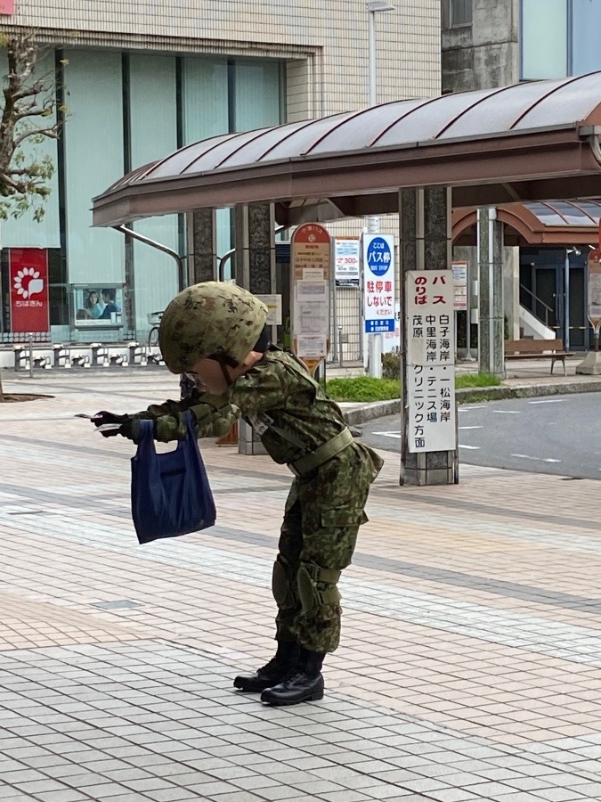 自衛隊員の募集　この姿勢