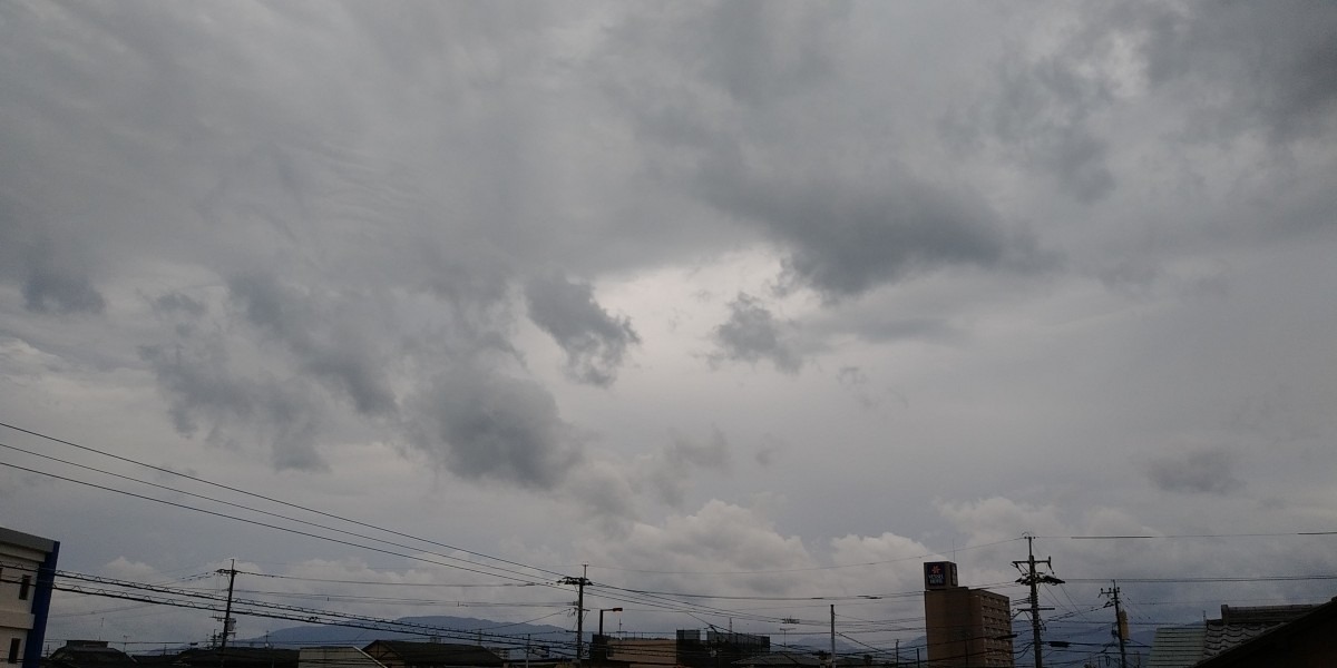 都城市（2024/4/15）今朝も曇り空😅（東の空）①