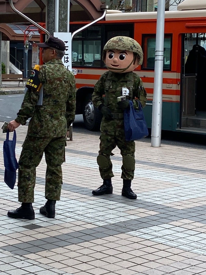 自衛隊員の募集のために、千葉県茂原駅前で