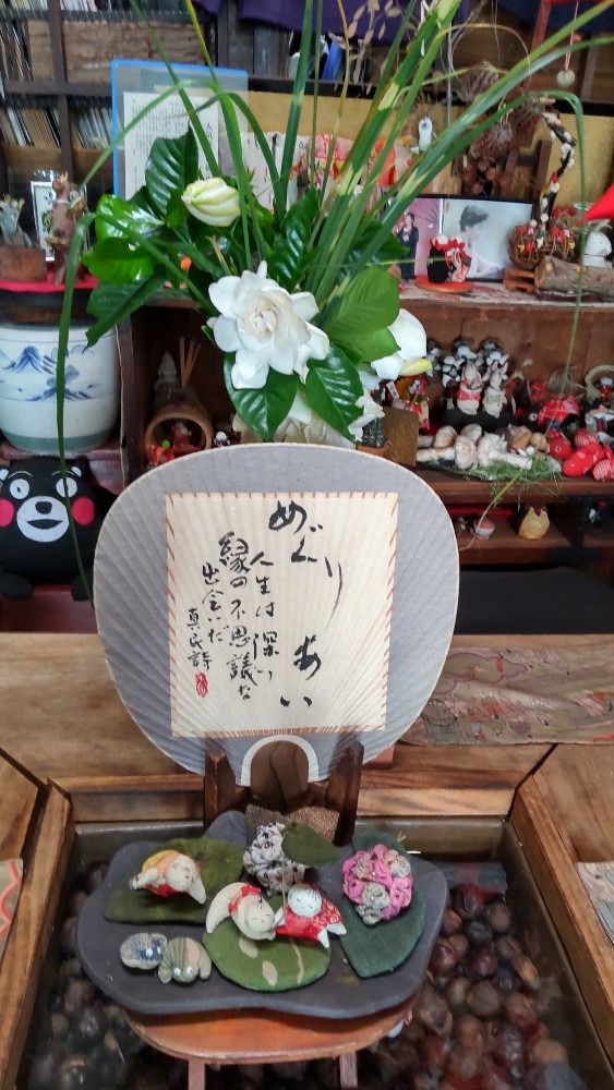 行きつけのお店の花と飾り物