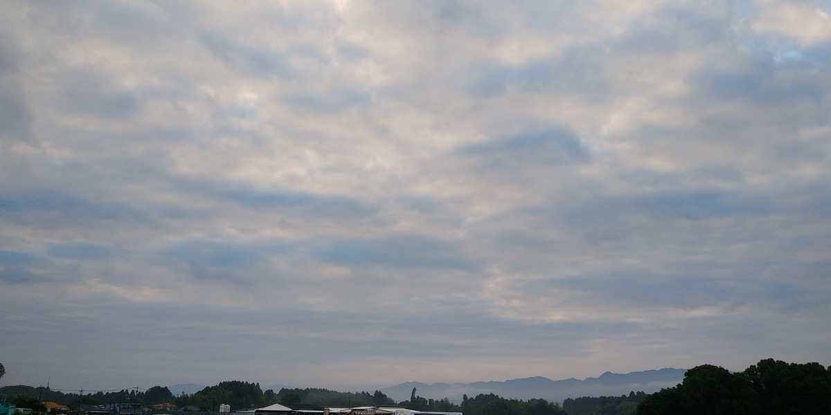 都城市（2024/6/7）今朝も曇り空😓（東の空）①