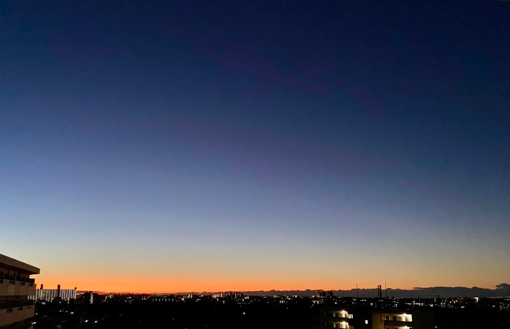 日の出前の東の空