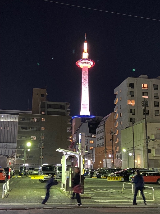 別角度からの京都タワーの夜景