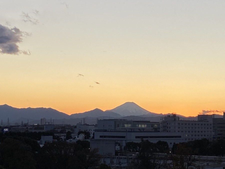 １日の終わりを告げる富士山の夕焼け