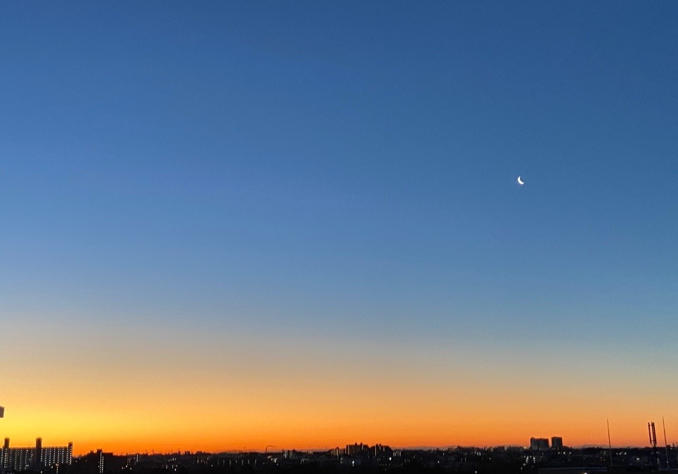 夜明け前　月がきれいに光ってます