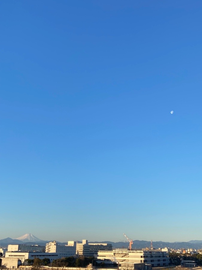 今朝の富士山とお月様と澄んだ世界