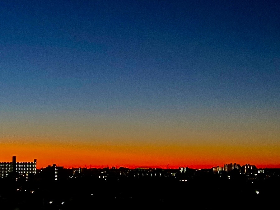 夜明け前　今朝の色は目が覚める