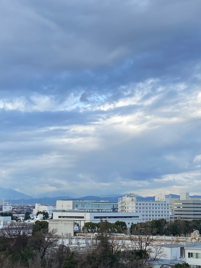 今朝の富士山　寒そうな雲の中　晴れたら雪がいっぱい